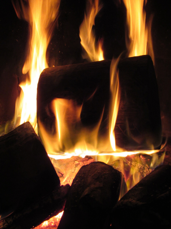 Incendio con madera al fuego